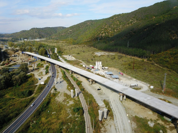 В заключителен етап е изграждането на платното за София на виадукта при тунел „Железница“ на „Струма“