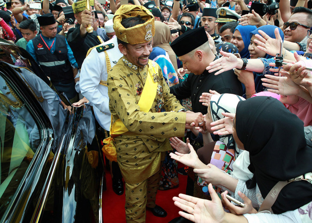 Какви са прищевките на най-богатия монарх в света - султанът на Бруней, който печели по 6240 долара на минута