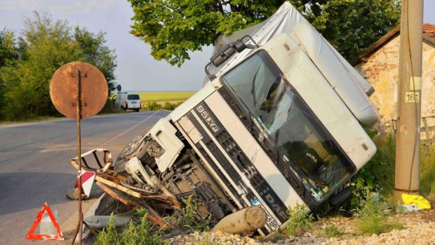 Катастрофа между камион и бус блокира пътя Видин-Монтана