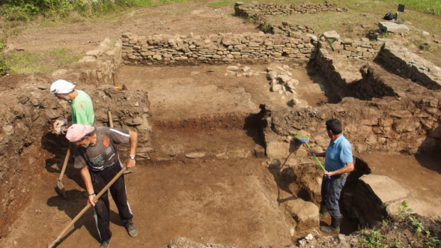 Археолози откриха под Царевец тракийски гроб, датиращ 400 г. преди Христа