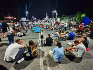 За поредна вечер, но без участието на "Отровното трио", протестиращи блокираха част от центъра на София