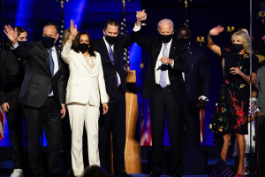 Силният човек зад Байдън Камала Харис уважи суфражетките в първата си победна реч