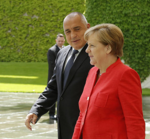 Меркел призова София и Скопие да разрешат противоречията си