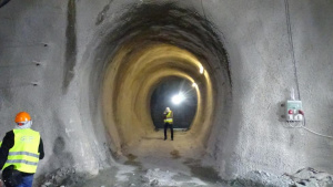 Срутване на тунела “Железница” на “Струма", затрупан е човек