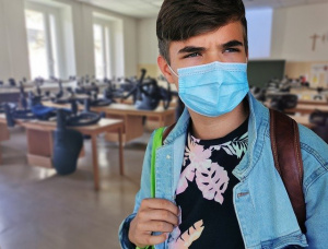Образование по време на пандемия: Решават дали маските в час да станат задължителни