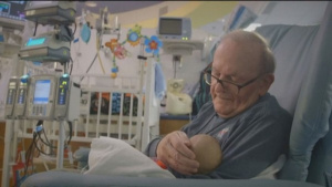 Дядото, който прегръщаше болни бебета в Атланта, загуби битката с рака
