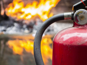 Карнобатлия изпепели дома си, след като опита да запали печка с бензин
