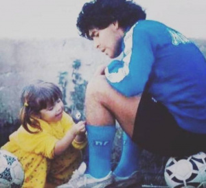 Голямата дъщеря на Марадона трогна света със снимка и послание към Златното момче