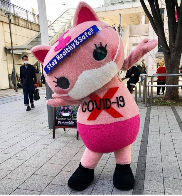 Япония има очарователен нов талисман на котка срещу коронавирус, който раздава безплатни маски в Токио