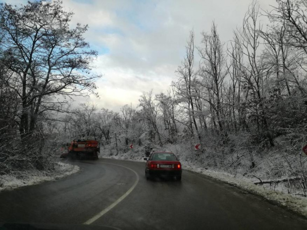 Пуснаха трафика през Прохода на Републиката след снегопочистване