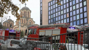 Експлозия пред държавната телевизия в Сърбия уби един и рани тежко двама, много коли са пометени
