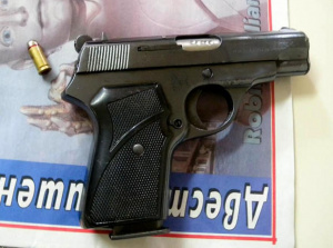 Млада жена с пистолет опита да обере магазин в столицата