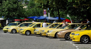 Таксиметрови протести пред общините в цяла България
