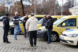 Таксиметровите шофьори искат цените за услугите им да скочат и д ане плащат данък