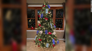 Лекари и медицински сестри декорираха Covid елха за Коледа  (ВИДЕО/СНИМКИ)