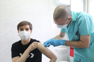 Сръбската премиерка се ваксинира първа