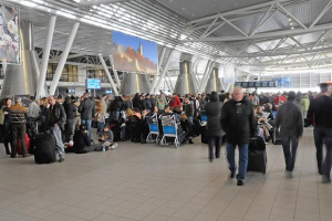 Първият самолет от Лондон вече е в София, всички пътници се тестват на летището