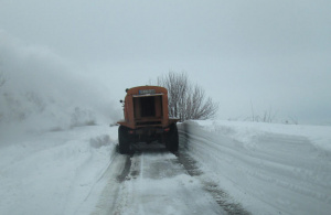 Български тирове се оказаха в снежен капан на пътя