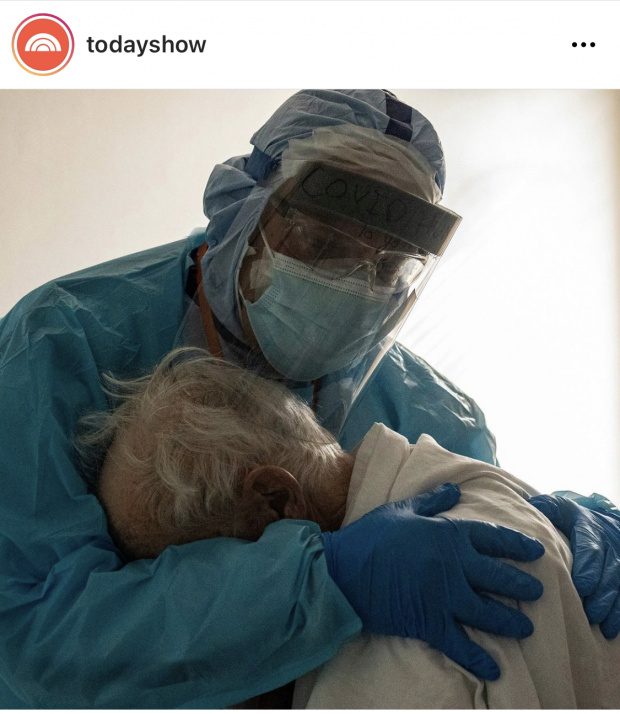 Снимката, която умили света: Доктор прегръща възрастен пациент с К-19 на Деня на благодарността