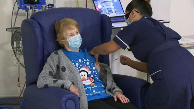 Чакането свърши! 90-годишна британка е първата, която получи ваксина срещу COVID-19
