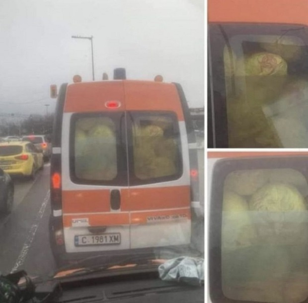 Снимка шокира потребители във Фейсбук: Какво превозва тази линейка? (СНИМКА)