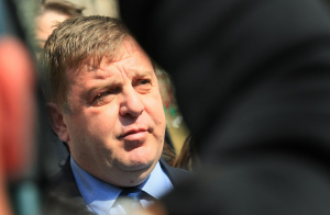 Каракачанов с критика към Радев и обещание за 3-4 хеликоптера Кугър, които да станат въздушни линейки