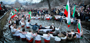 Напук на ограниченията: Леденото хоро се състоя, за сефте в Тунджа влезе и жена! Зяпачите са хиляди