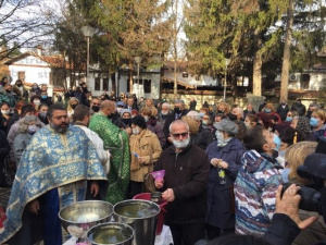 В Благоевград попът продаде богоявленския кръст на търг, преди това го освети в леген