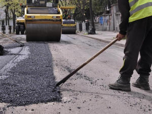 Абсурд в София: Полагат асфалт върху наводнена улица (ВИДЕО)