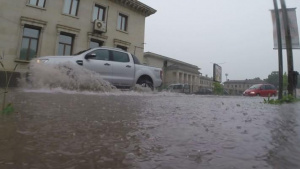 Равносметката след наводненията: Десетки места останаха без ток, пътища в цялата страна бяха затворени