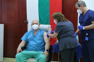 Мутафчийски получи втора инжекция и предложи: Мобилни екипи и ваксинационни центрове на две смени до 22 часа