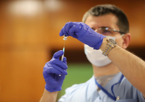 Отлагат втората доза от ваксината в Израел - 13 получили пареза на лицето