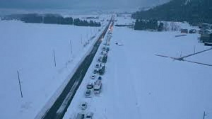 Снежен ад в Япония: 130 блокирани коли на магистрала (ВИДЕО)
