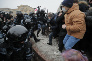 Русия се вдигна на протести срещу Путин в стотици градове, полицията арестува и бие наред