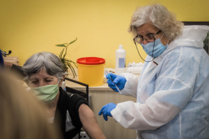 В София започна ваксинирането на възрастни от домове срещу COVID-19