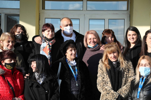 ВИДЕО: Борисов обикаля Родопите, захапа Радев: Да каже на учителите или на лекарите да спрем първо парите