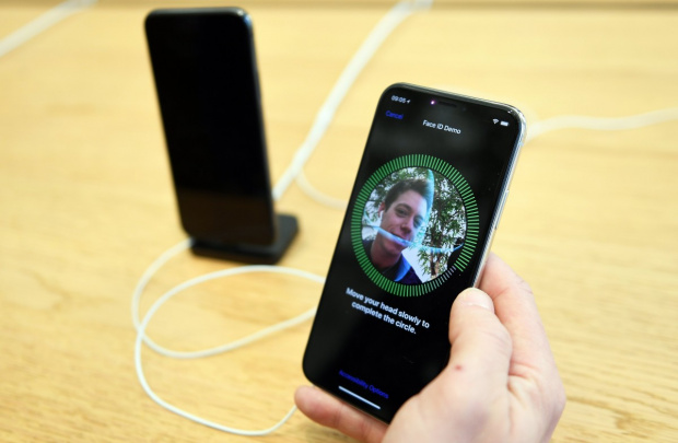 Уникална нова технология на Apple разпознава лицето и с маска