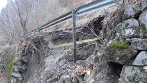 Пропадане подкопа част от пътя Рударци - Кладница