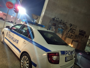 СНИМКИ Мила родна картинка! Да си полицай и да газиш закона безпардонно - цар на паркирането