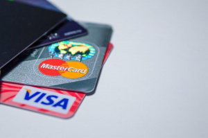 Пандемията научи българите да ползват кредитните си карти онлайн – броят на е-трансакциите нарасна с 25%