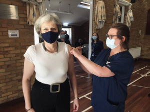 Бившата британска министър-председателка Тереза Мей се е ваксинирала