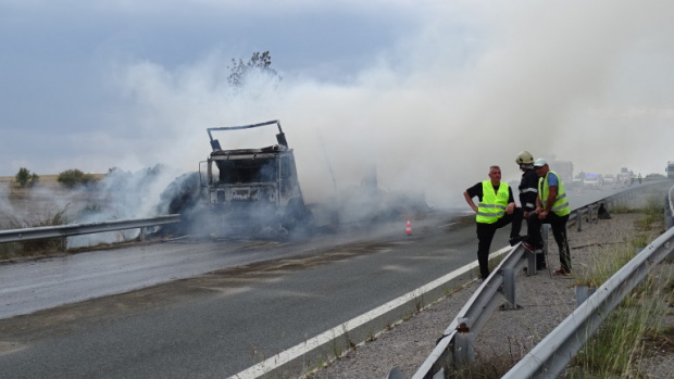 Турски камион разби манинелата на АМ Хемус, навлезе в насрещното и пламна като факла