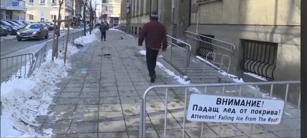Жена пострада при инцидент с ледена висулка в центъра на София