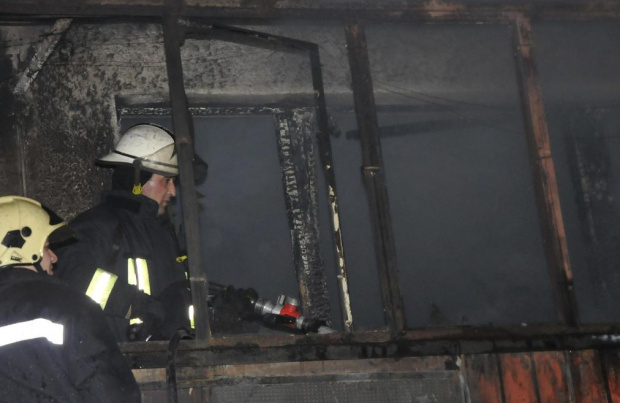 Апартамент пламна снощи в София, собственикът му пострада