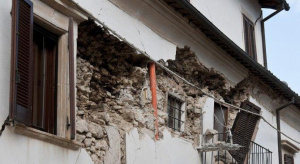 В Гърция ще разрушат над 900 пострадали от земетресенията къщи, училища, болници и други