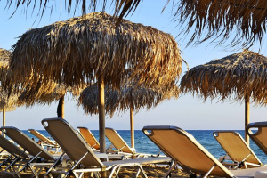 Лято 2021: БХРА иска безплатни чадъри и шезлонги на плажа