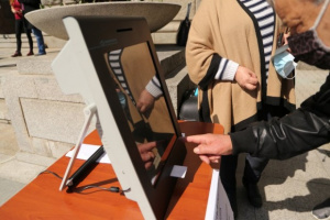 Граждани изпробваха машинното гласуване пред сградата на НС