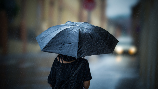 Не забравяйте чадърите - нахлува студен фронт, на места валежите ще са значителни
