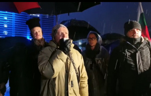 Протест и скандирания „Борисов – позор, съд, затвор” пред централата на ГЕРБ