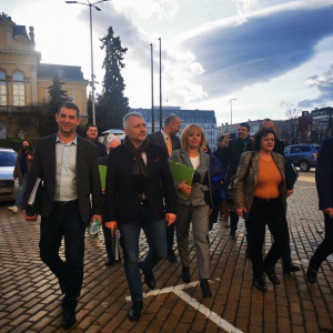 Хаджигенов и Манолова първи откликнаха на призива на Нинова